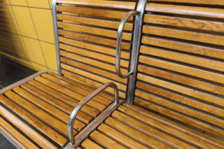 Metro Warszawskie nie chce, żebyś leżał. Niektórzy nawet nie usiądą. Wroga architektura w praktyce