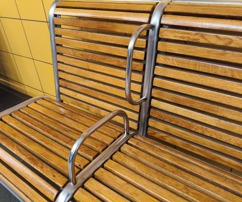 Ławki z podłokietnikami w metrze warszawskim