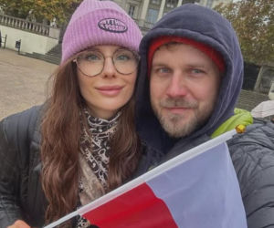 Antoni Królikowski bawi się z córką na śniegu