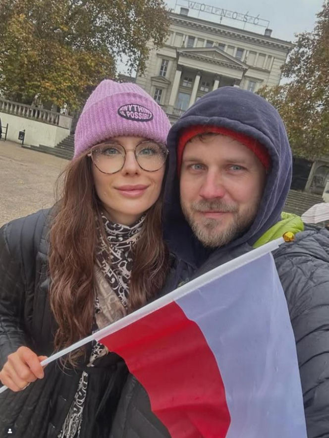 Antoni Królikowski bawi się z córką na śniegu