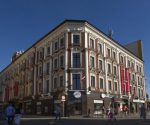 To największe miasto Zagłębia Dąbrowskiego. Czaruje pięknymi pałacami, ale też dworem i zamkiem!