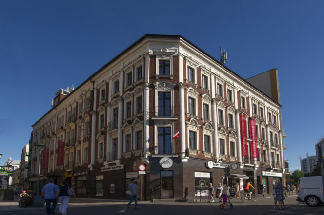 To największe miasto Zagłębia Dąbrowskiego. Czaruje pięknymi pałacami, ale też dworem i zamkiem!