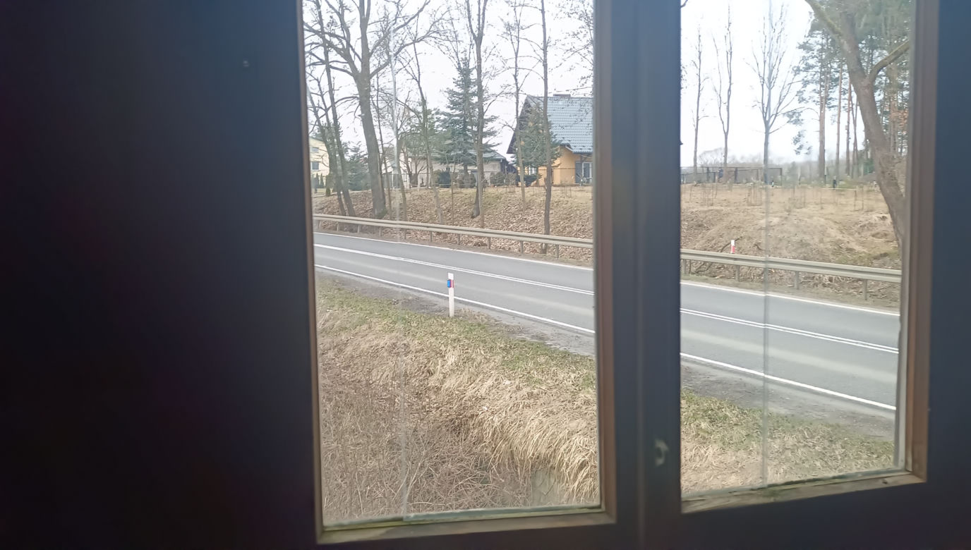 Opuszczony młyn wodny z samochodami w środku