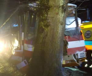 Autobus z dziećmi uderzył w drzewo! Są ranni. Dramat w Trzebiechowie [GALERIA]