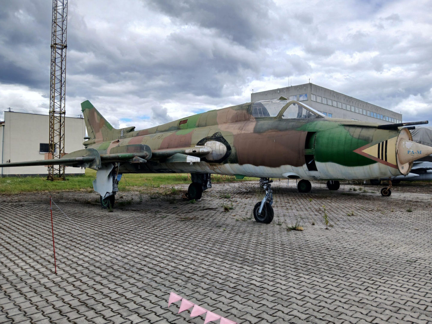 Wojskowe Zakłady Lotnicze sprzedają Su-22. Samolot szturmowy można kupić za cenę auta