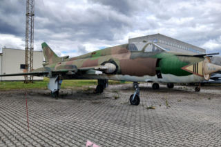 Wojskowe Zakłady Lotnicze sprzedają Su-22. Samolot szturmowy można kupić za cenę auta