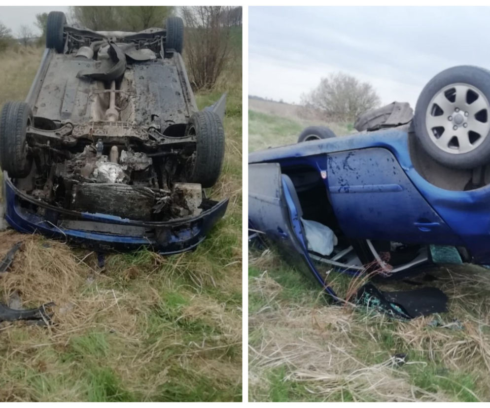 Poważny wypadek w Drogoszach. Osiemnastolatek wjechał w rampę załadunkową. Auto dachowało [FOTO]