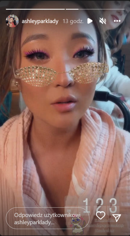 Emily w Paryżu 3. Emily (Lily Collins), Mindy (Ashley Park)