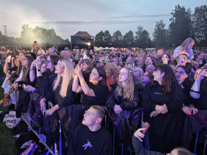 Tłumy na Festiwalu Pod Zaporą w Brodach! Oskar Cyms i „Złoty Gumiak” skradli serca publiczności
