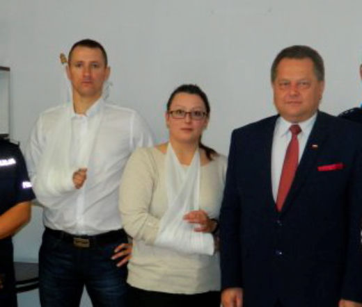 Skatowali policjantów, bo nie dostali wódki