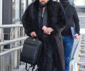 Krzysztof Rutkowski w futrze w sądzie