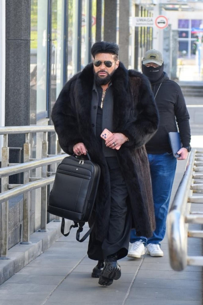 Krzysztof Rutkowski w futrze w sądzie