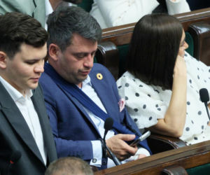 Poseł Paweł Śliz miał wypadek! Z ręką na temblaku pojawił się w Sejmie
