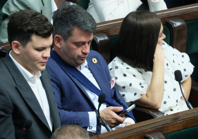 Poseł Paweł Śliz miał wypadek! Z ręką na temblaku pojawił się w Sejmie