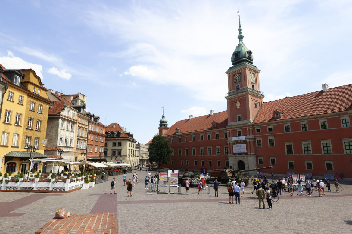 Rosyjskie czołgi w Warszawie! Pancerne bestie straszą na Placu Zamkowym