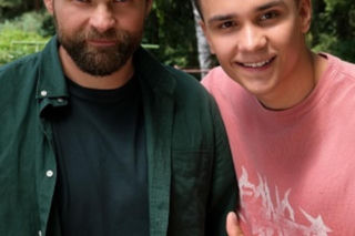 M jak miłość odc. 1905. Janek Winiar (Jakub Sirko), Michał Winiar ( Tomasz Rożniatowski), Tomek Kubicki (Chris Cugowski)