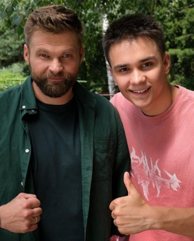 M jak miłość odc. 1905. Janek Winiar (Jakub Sirko), Michał Winiar ( Tomasz Rożniatowski), Tomek Kubicki (Chris Cugowski)