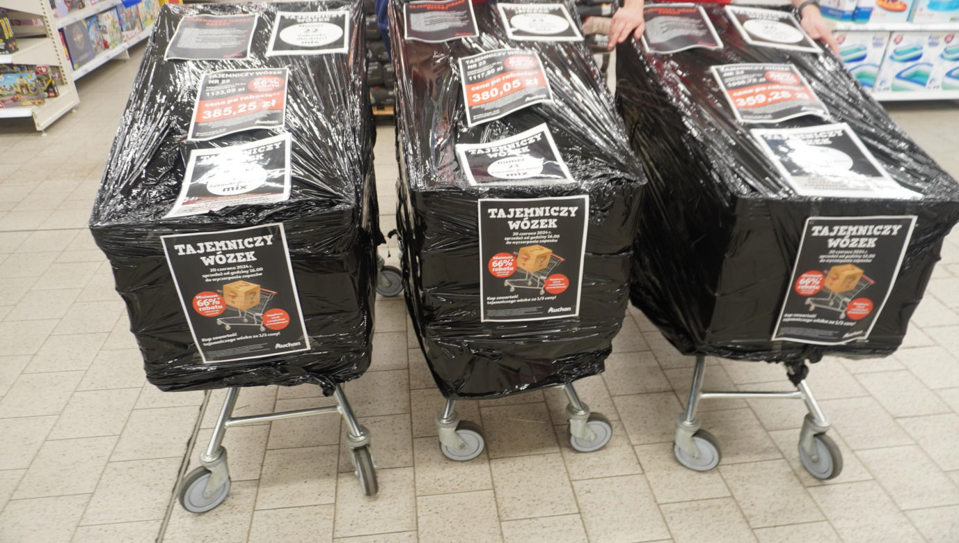 Tajemnicze wózki w Auchan w Olsztynie. Sprawdziliśmy, co było w środku. Zobacz zdjęcia!