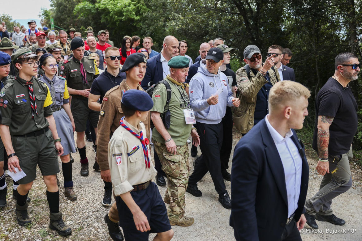 Prezydent RP Karol Nawrocki podczas trekkingu z harcerzami, młodzieżą i społecznikami pod hasłem Szlak Pamięci w Cassino