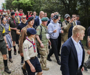 Prezydent RP Karol Nawrocki podczas trekkingu z harcerzami, młodzieżą i społecznikami pod hasłem Szlak Pamięci w Cassino
