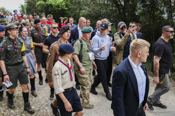 Prezydent RP Karol Nawrocki podczas trekkingu z harcerzami, młodzieżą i społecznikami pod hasłem Szlak Pamięci w Cassino