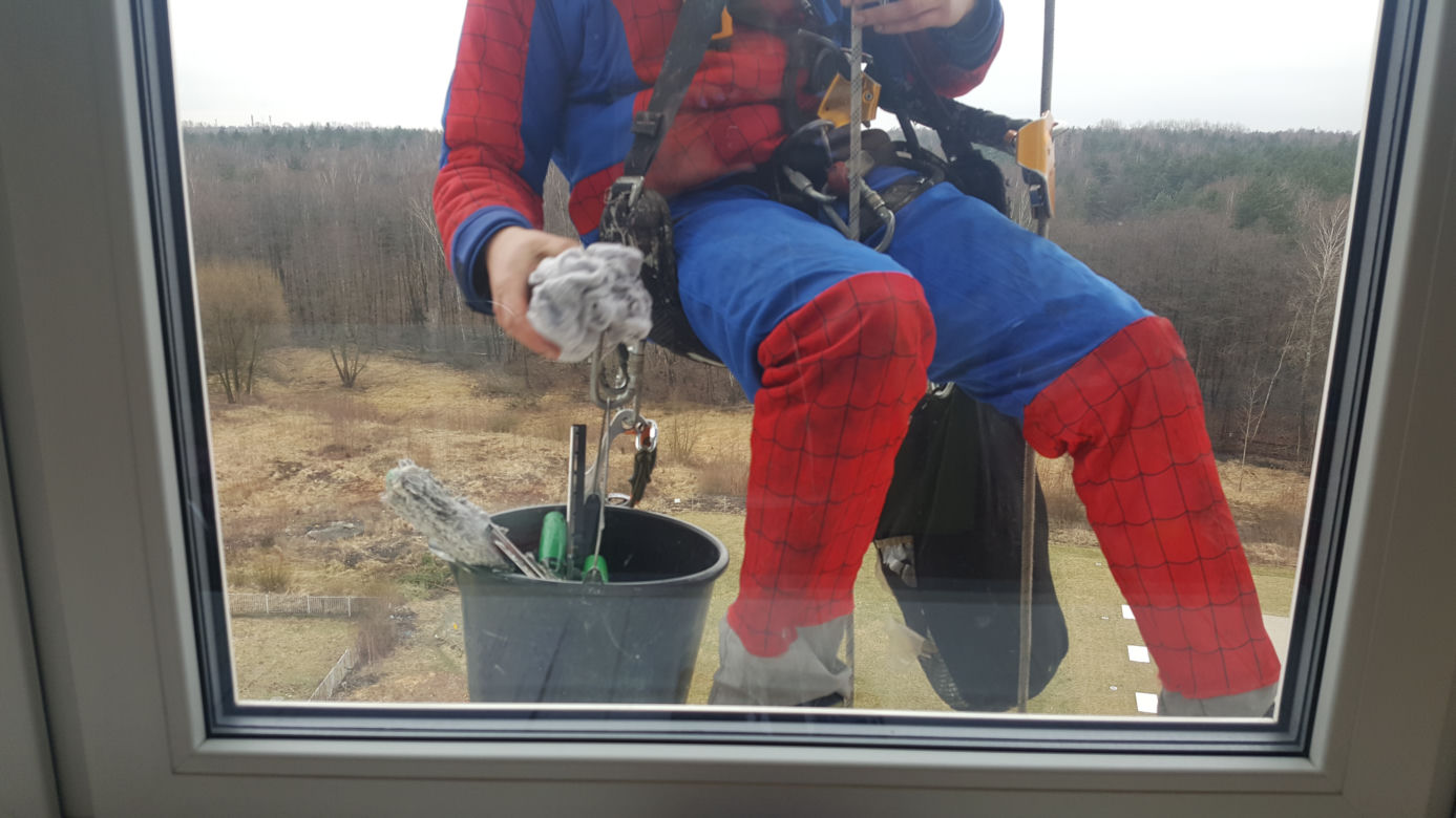 Katowice: Spider Man i Superman myją okna w szpitalu