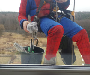 Katowice: Spider Man i Superman myją okna w szpitalu