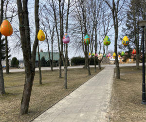 Pisankowa aleja w parku miejskim w Lipsku na Podlasiu