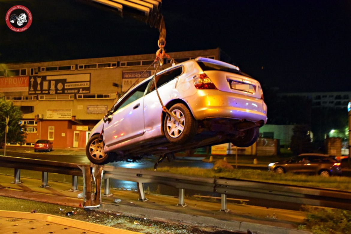 Honda zawisła na barierkach