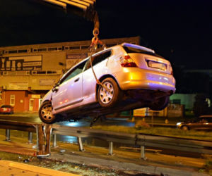 Honda zawisła na barierkach