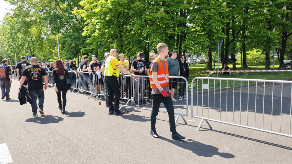 Długie kolejki i tłum fanów przed koncertem Metaliki
