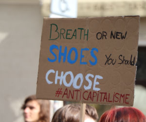 Młodzieżowy Strajk Klimatyczny w Toruniu. Protestowali przeciwko rządowi i korporacjom