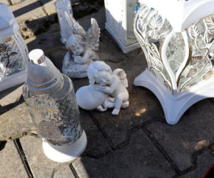 W Wielkanoc na cmentarzu główkę Milanka zmiażdżyła płyta nagrobna. Dramat się nie kończy. Miejsca tragedii strzegą aniołki