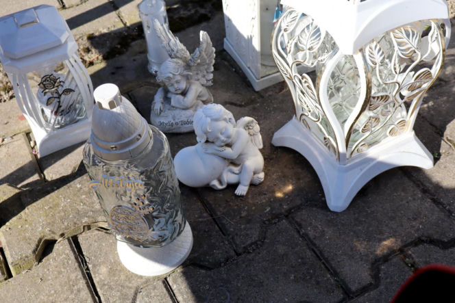 W Wielkanoc na cmentarzu główkę Milanka zmiażdżyła płyta nagrobna. Dramat się nie kończy. Miejsca tragedii strzegą aniołki