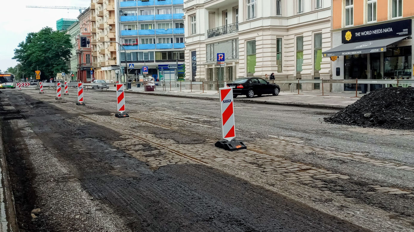 Tory tramwajowe na al. Wojska Polskiego przetrwały pół wieku pod asfaltem