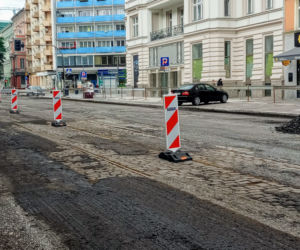 Tory tramwajowe na al. Wojska Polskiego przetrwały pół wieku pod asfaltem