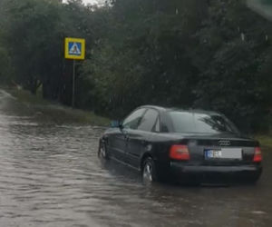 Burza w Białymstoku [30.08-31.08] Ulice jak rzeki. Auta gubiły tablice rejestracyjne [ZDJĘCIA, WIDEO]