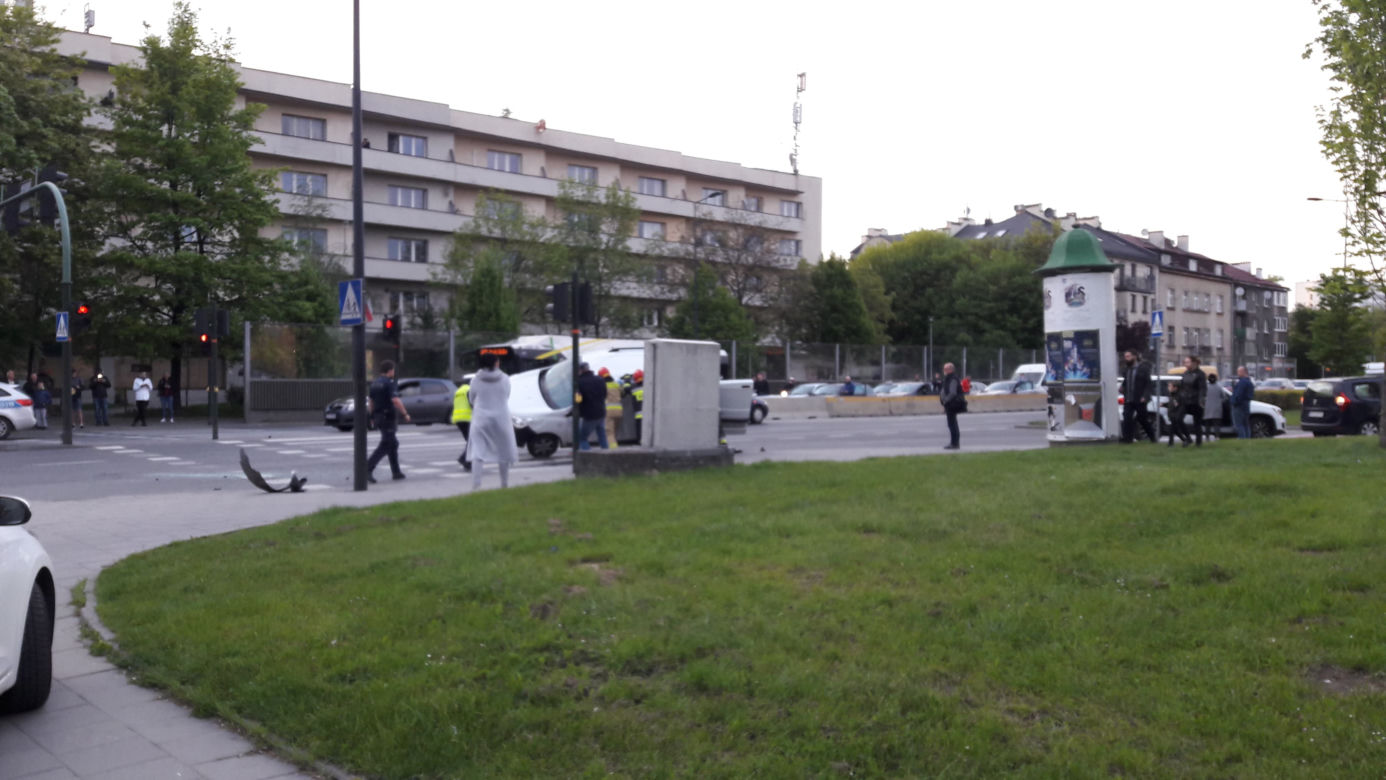 Kraków: Groźny wypadek na al. 29 Listopada, samochód na boku