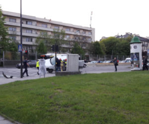 Kraków: Groźny wypadek na al. 29 Listopada, samochód na boku