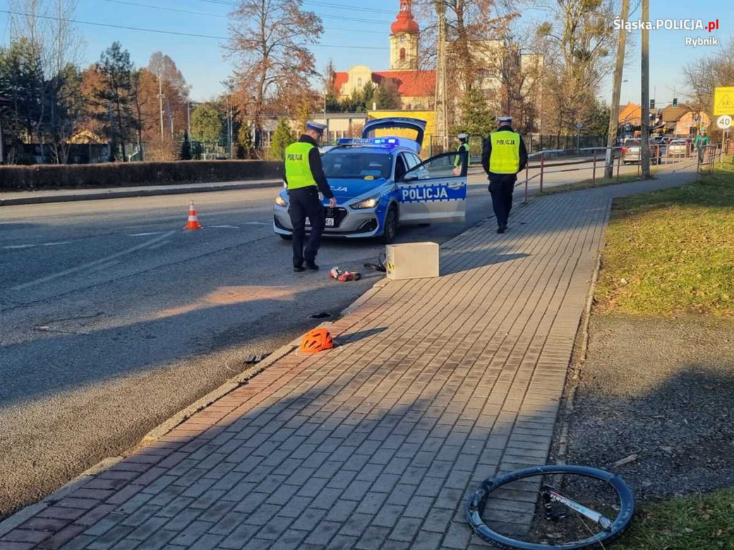 Łamią nam się serca. Brakuje słów. Nie potrafimy w to uwierzyć". Znany kolarz zginął podczas treningu. Osobówka wjechała w niego z impetem.