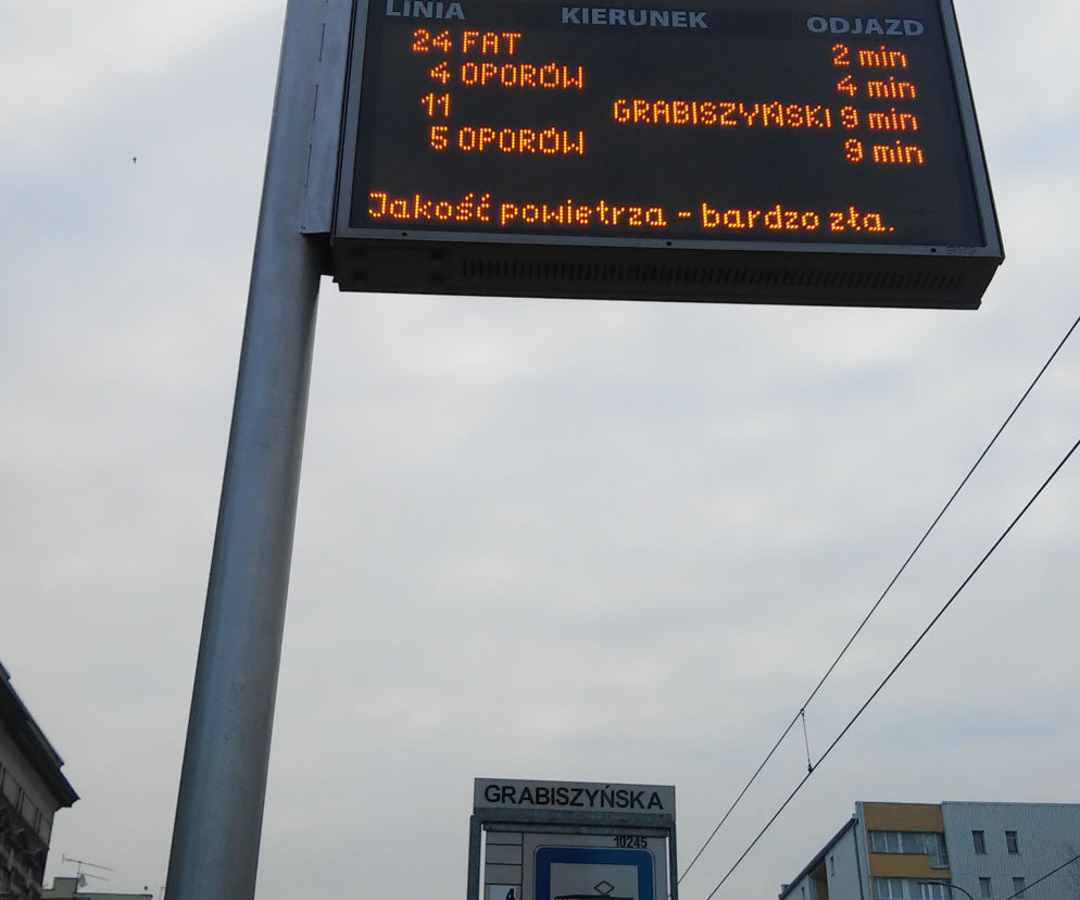 Tablice na wrocławskich przystankach też ostrzegają przed smogiem