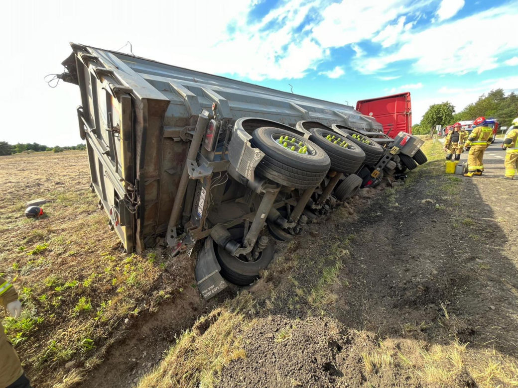 Śmiertelny wypadek pod Bełchatowem. 25-letni motocyklista wjechał pod koła ciężarówki [ZDJĘCIA].