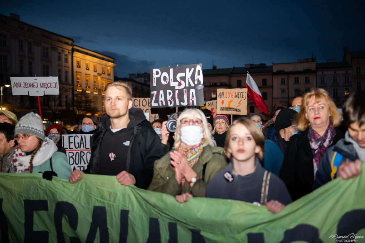 "Ani jednej więcej". Najmocniejsze hasła na protestach po śmierci Izabeli z Pszczyny [ZDJĘCIA]