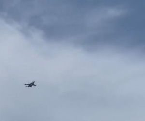 Myśliwiec F-16 niszczy drona nad plażą w Dubaju. Szokujące nagranie trafiło do sieci