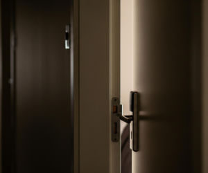 Policjant molestował kobietę w hotelu. Co naprawdę wydarzyło się na Mokotowie?