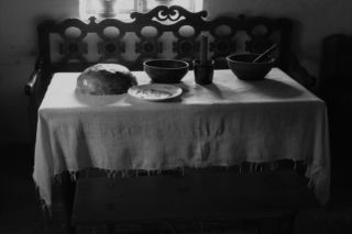 Zmarli zasiadali do stołu wigilijnego razem z ludźmi. Tajemnicze tradycje bożonarodzeniowe na Podkarpaciu