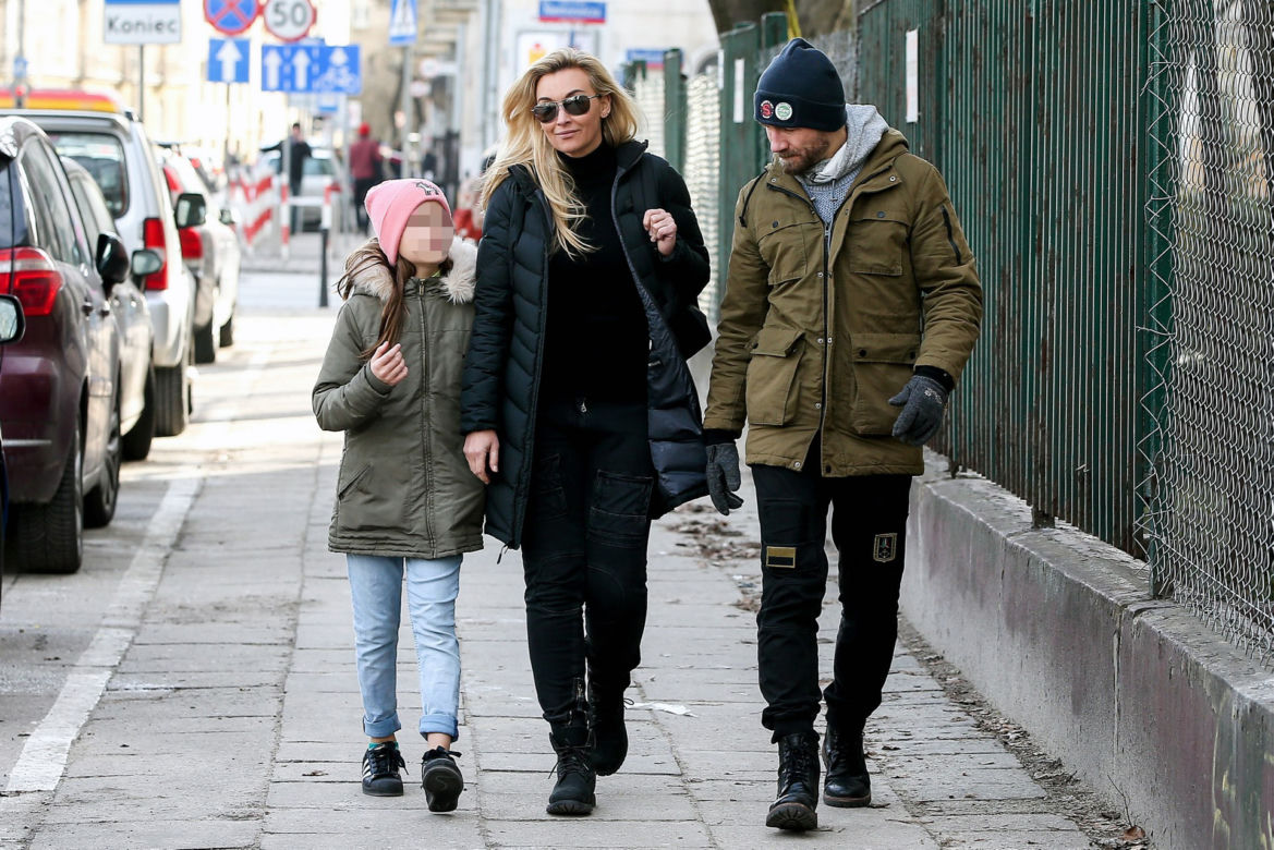 Martyna Wojciechowska z córeczką i z Przemkiem Kossakowski na spacerze	