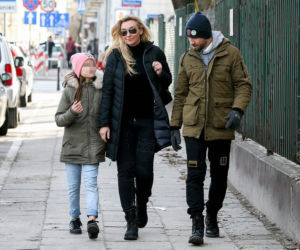 Martyna Wojciechowska z córeczką i z Przemkiem Kossakowski na spacerze	