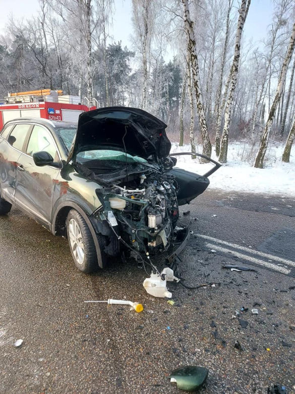 Mańkowo. Zakleszczył się w aucie po POTĘŻNYM zderzeniu z ciężarówką! ZDJĘCIA z 4-godzinnej akcji