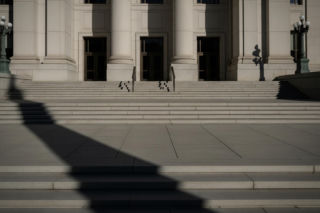 Grzegorz Braun przed sądem. Tłumy zwolenników i potężne siły policji. Jakie zaskoczenie czekało pod gmachem?